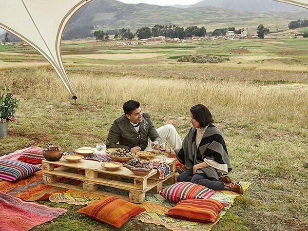 A couple doing a picnic in Machu Picchu