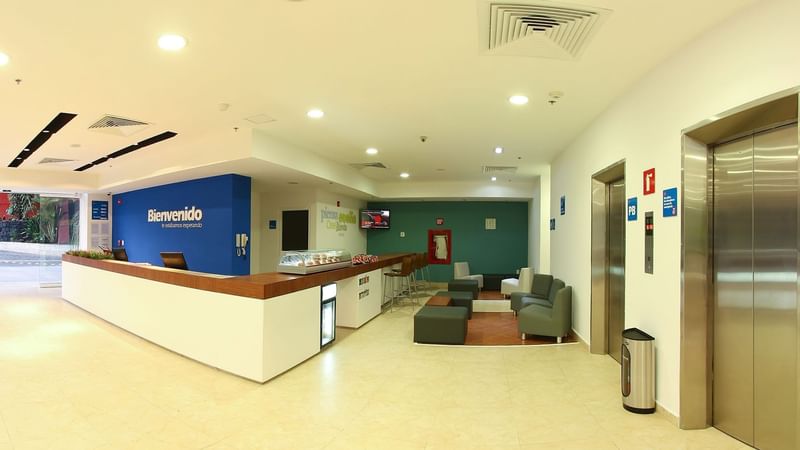 Reception Counter with seating area at One Xalapa Las Ánimas