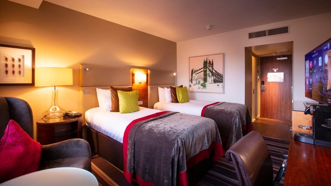2 Beds & lamp in Executive Twin Room at Clermont Hotel Group