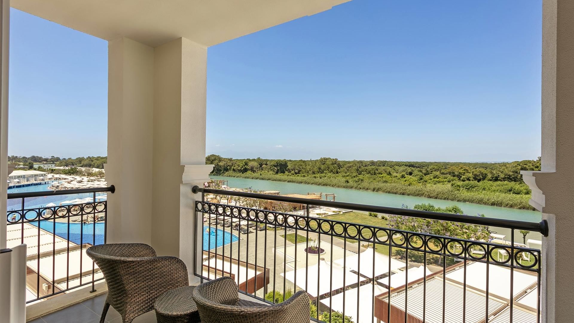 Балкон номера Riverside в Titanic Deluxe Golf Belek.