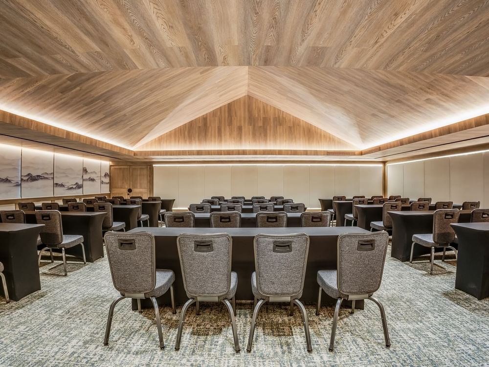 Modern tables and chairs arranged neatly in Salon 1 Meeting Room at Grand Fiesta Americana