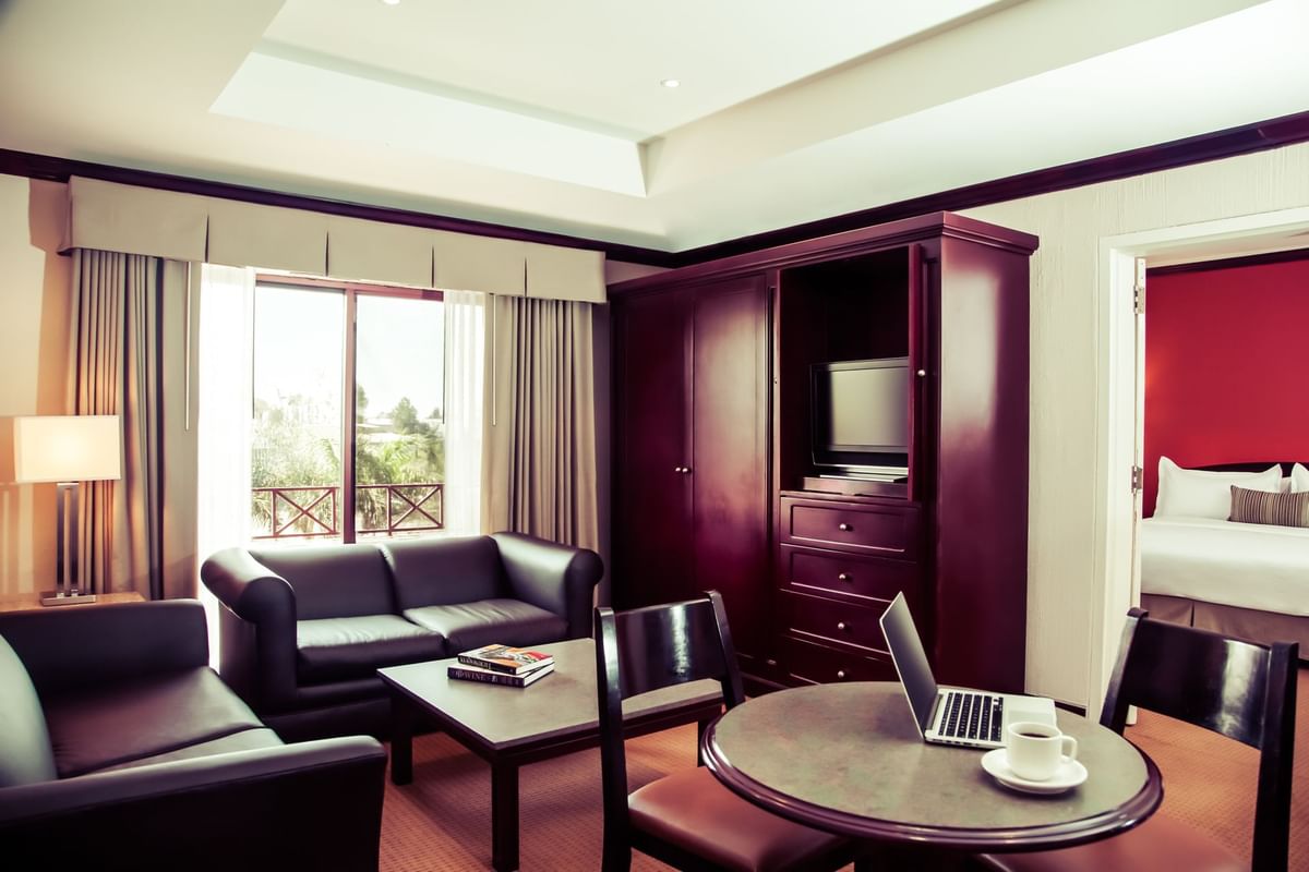 Área de estar con mesa de trabajo de la suite principal en Gamma Hotels