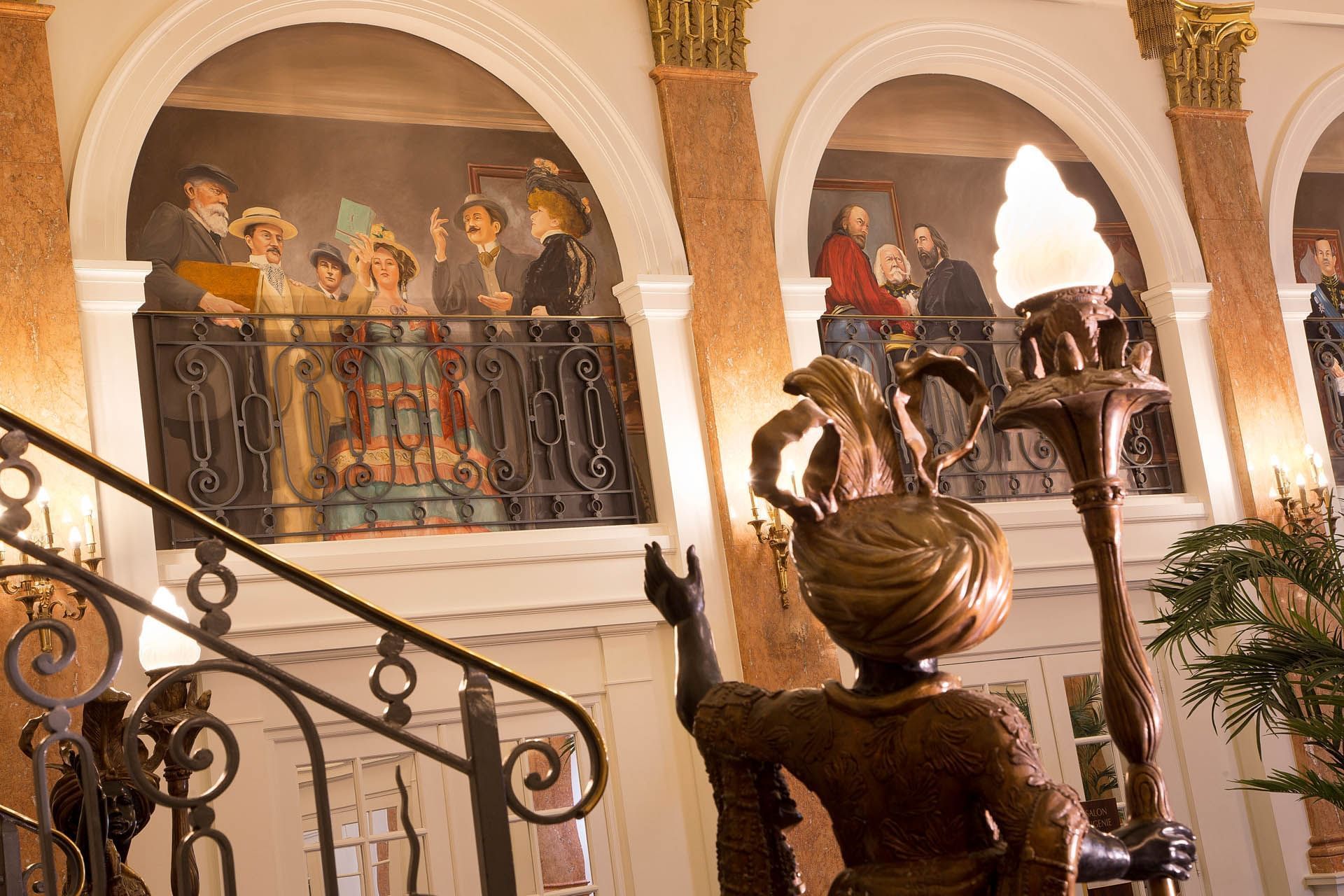 Escalier et peintures dans le hall à l'Oceania L'Univers Tours