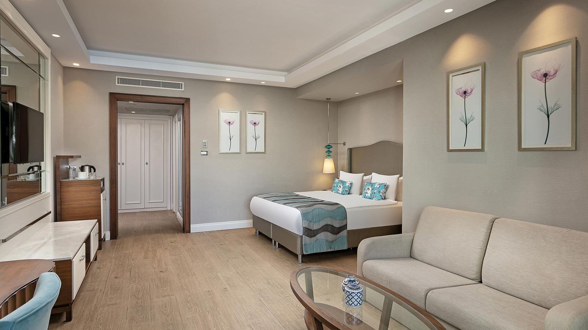 Family Pool Swim-up Suite в Titanic Deluxe Golf Belek — комфорт и стиль прямо у бассейна.