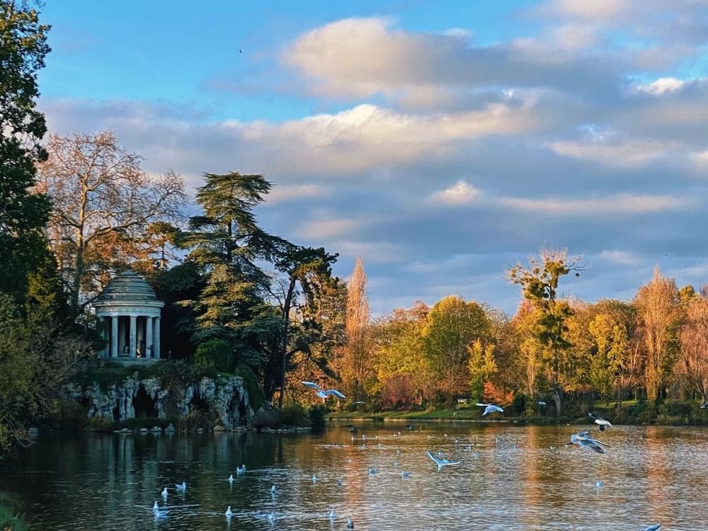 Vincennes Woods with the lake view near Originals Hotels