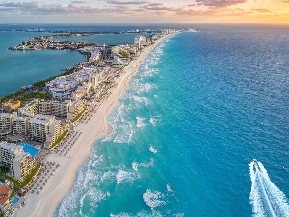 Vista aérea de Aqua Beach Resort Cancún cerca de Fiesta Americana