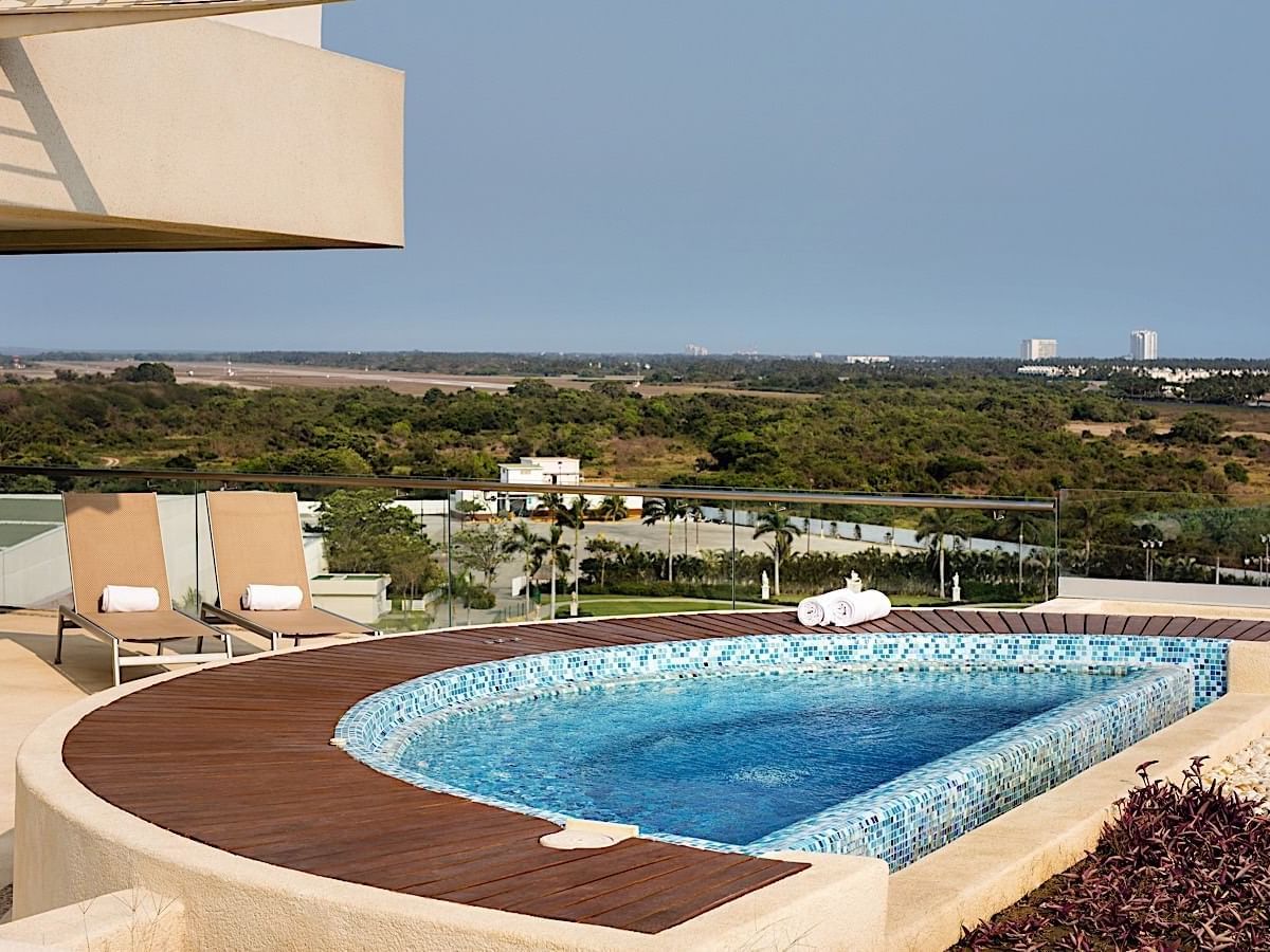 Balcony pool with lounges at Palacio Mundo Imperial
