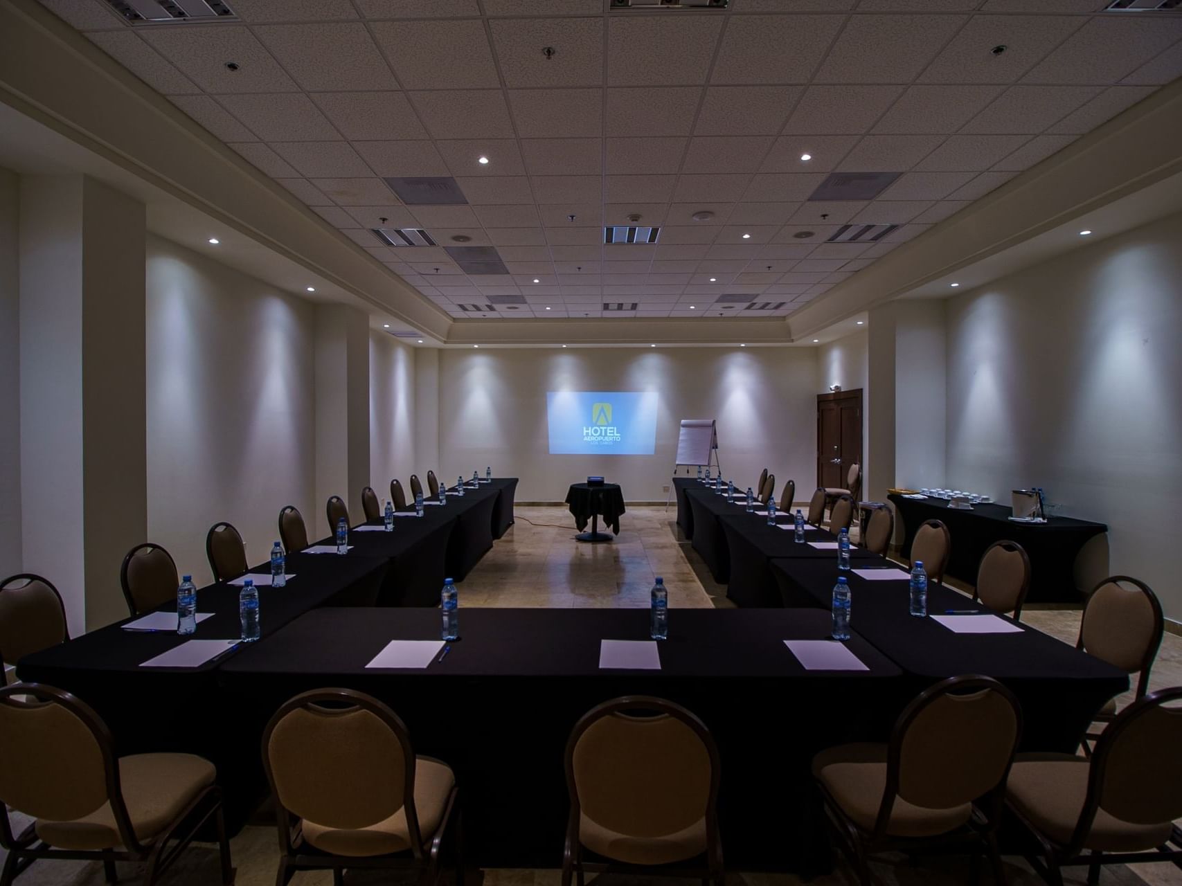 U-shape set-up in meeting room at Hotel Aeropuerto los Cabos