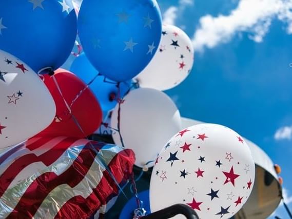 Balloon decorations for 4th of July near La Galerie Hotel