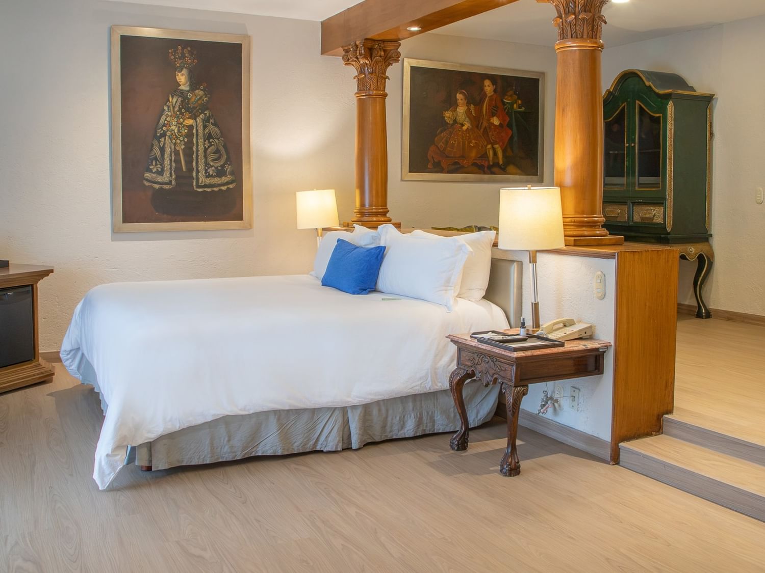 Suite Gobernador King con cama king, columnas decorativas y arte colonial en Quinta Real Guadalajara