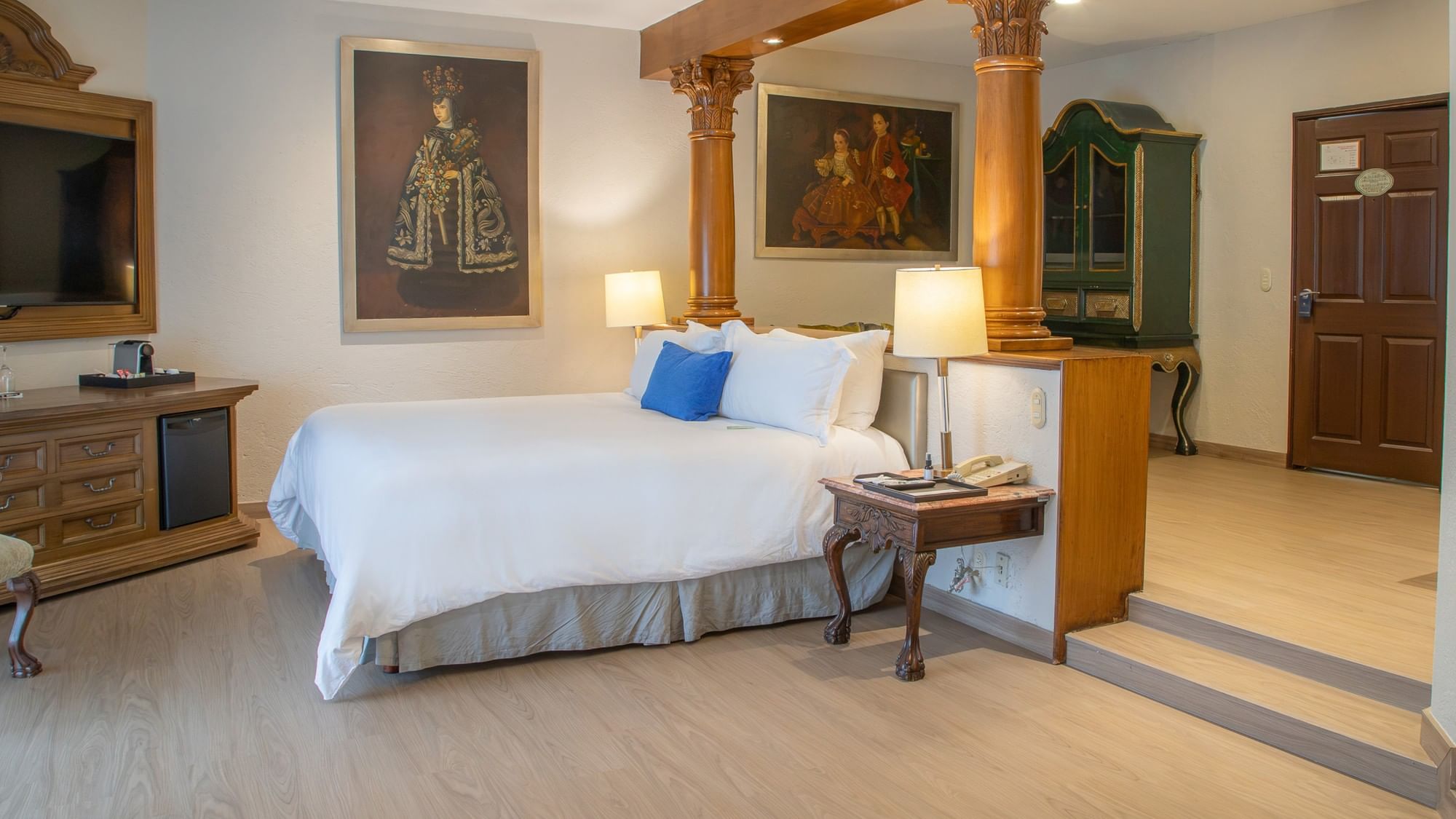 Suite Gobernador King con cama king, columnas decorativas y arte colonial en Quinta Real Guadalajara