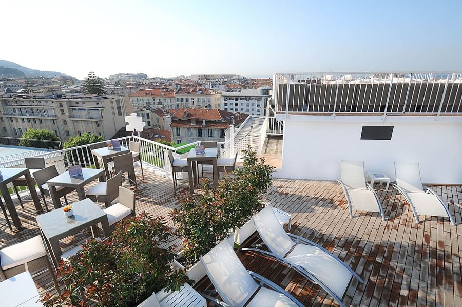 Espace de restauration sur le toit, agrémenté de chaises longues, au Splendid Hotel & Spa de Nice