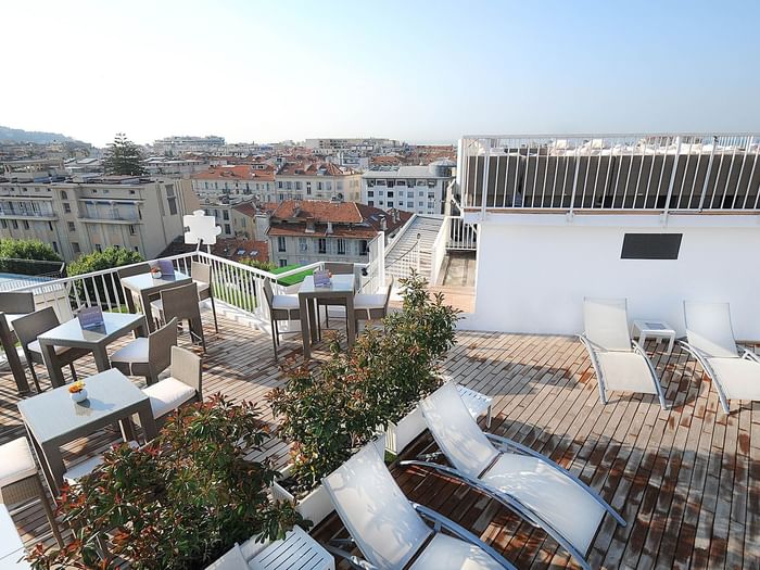 Disposition des chaises sur la terrasse du 9e étage de l'hôtel Splendid Hotel & Spa à Nice