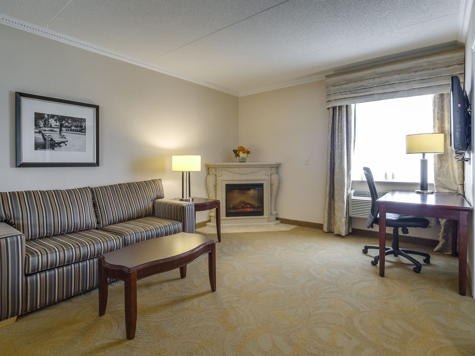 Queen Studio Suite with Separate Seating Area - Markham