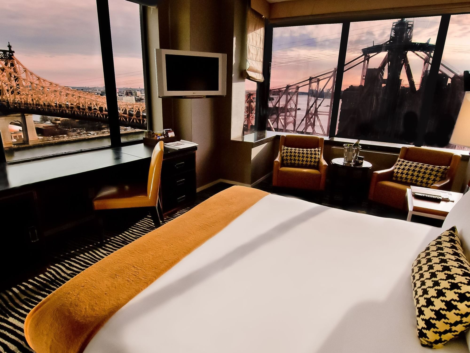 Bentley Hotel Room with King Bed and East River views in New York 