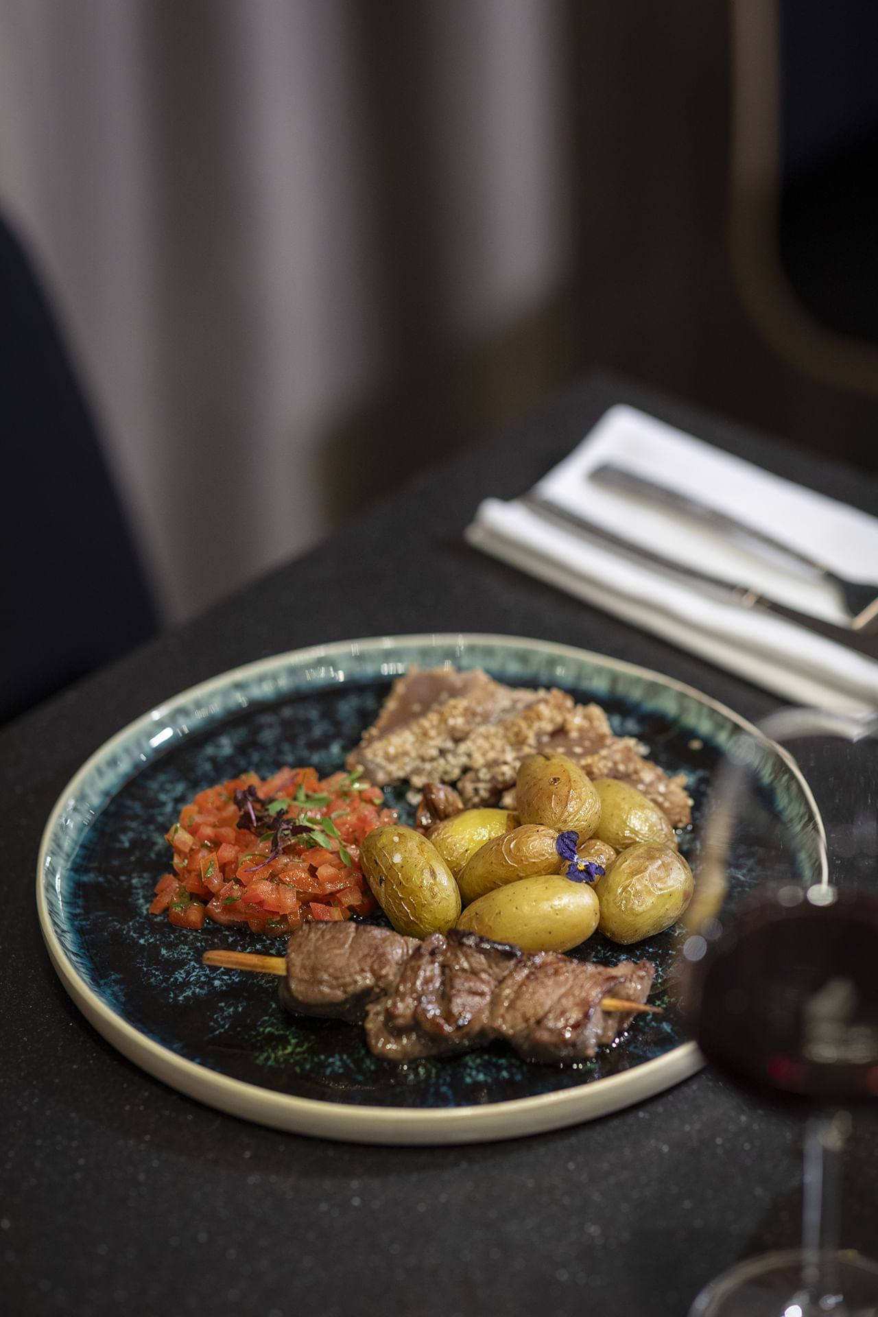 Gros plan d'un plat bien préparé servi dans un restaurant à l'Oceania Paris Roissy CDG