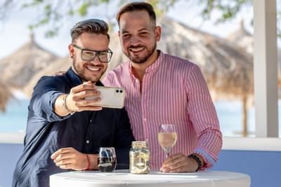 2 Men taking a selfie with refreshments at Amsterdam Manor