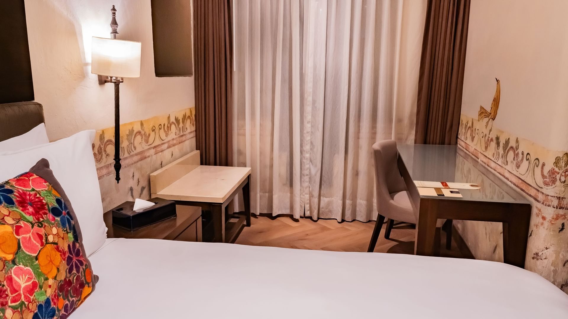 Cozy bedroom with elegant decor and modern amenities at Quinta Real Puebla in Heroica Puebla de Zaragoza.