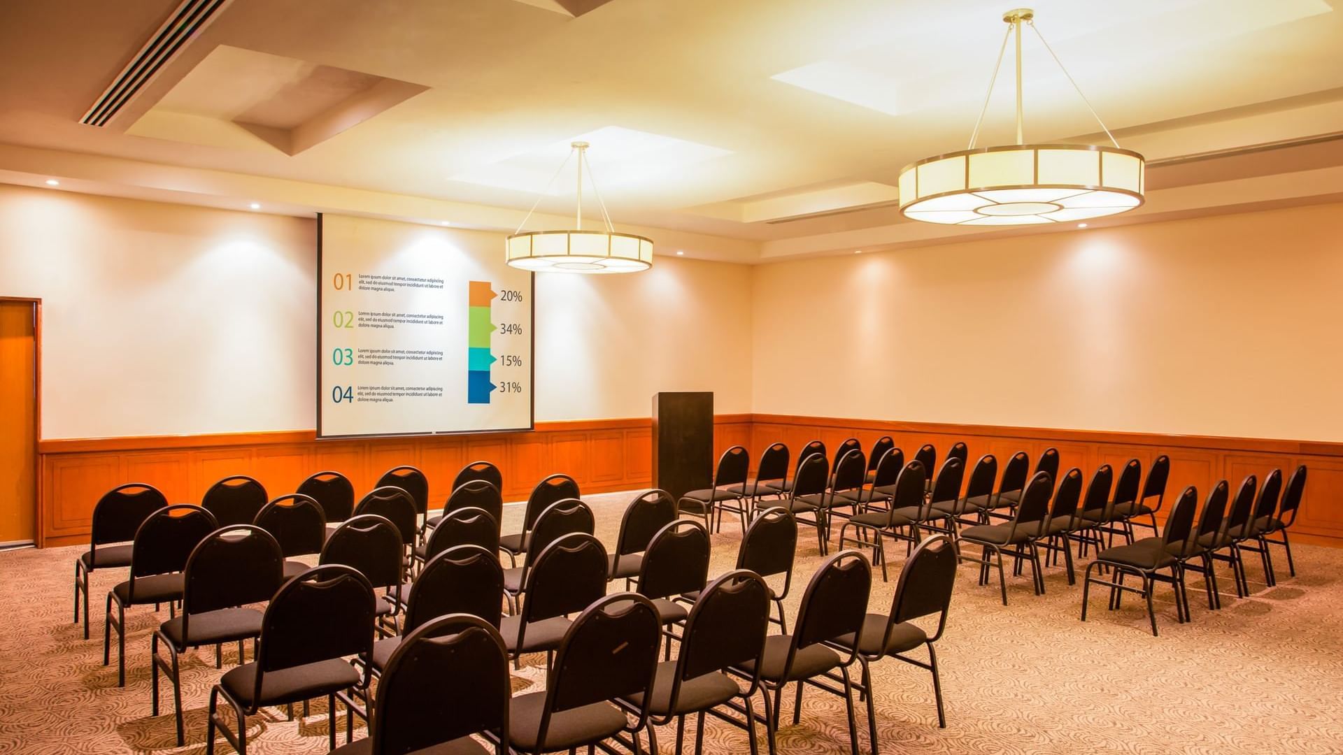 Meeting room setup with projector at FI Monterrey Fundidora