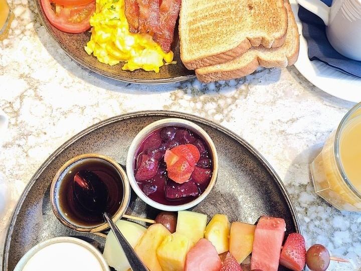 Closeup of a warm breakfast served in a Loft106 restaurant at Matrix Hotel