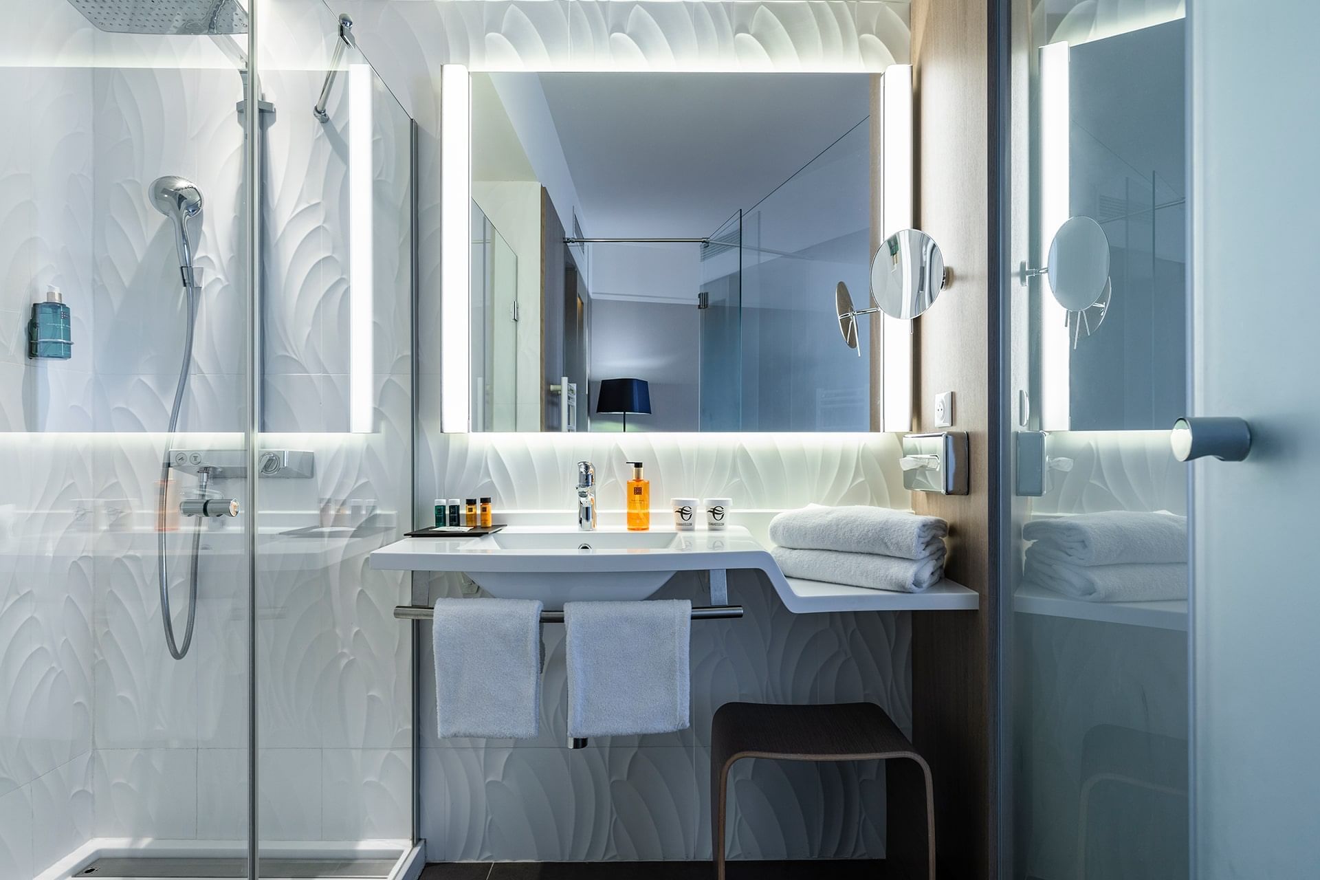 Salle de bain de la Chambre Deluxe à l'Oceania Le Métropole Montpellier