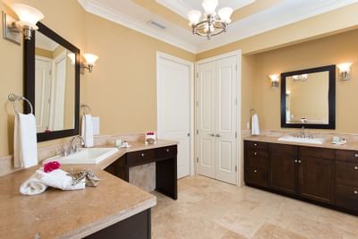 Bathroom with face towels in Oceanfront Penthouse with Roof Terrace at Windsong Resort On The Reef