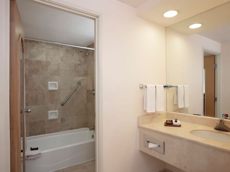 Modern bathroom with a Sink and a bathtub in Premium Junior Suite at Fiesta Inn