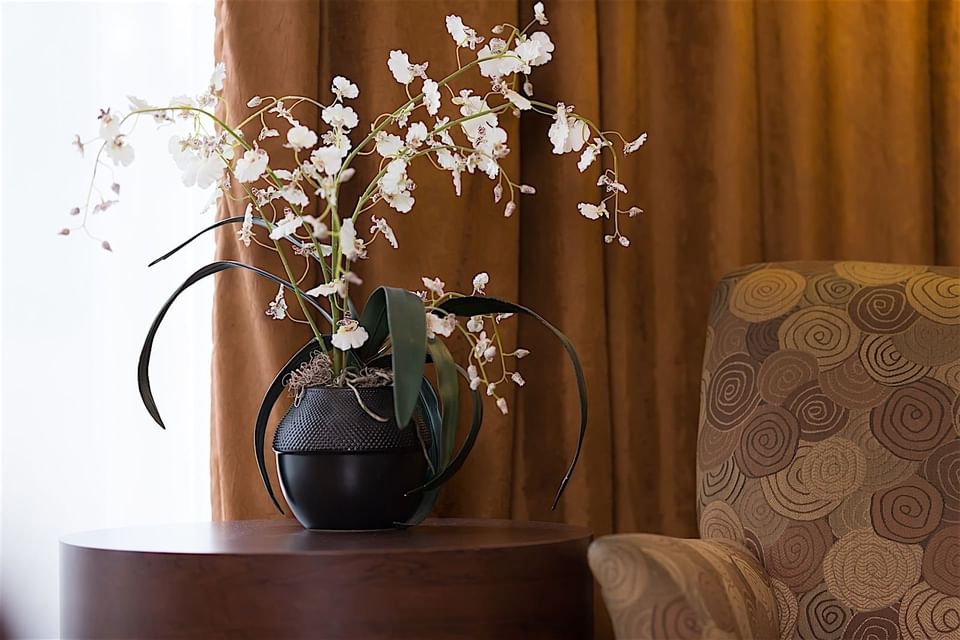 A flower vase on a desk in Mettera Guest Room at Metterra Hotel on Whyte