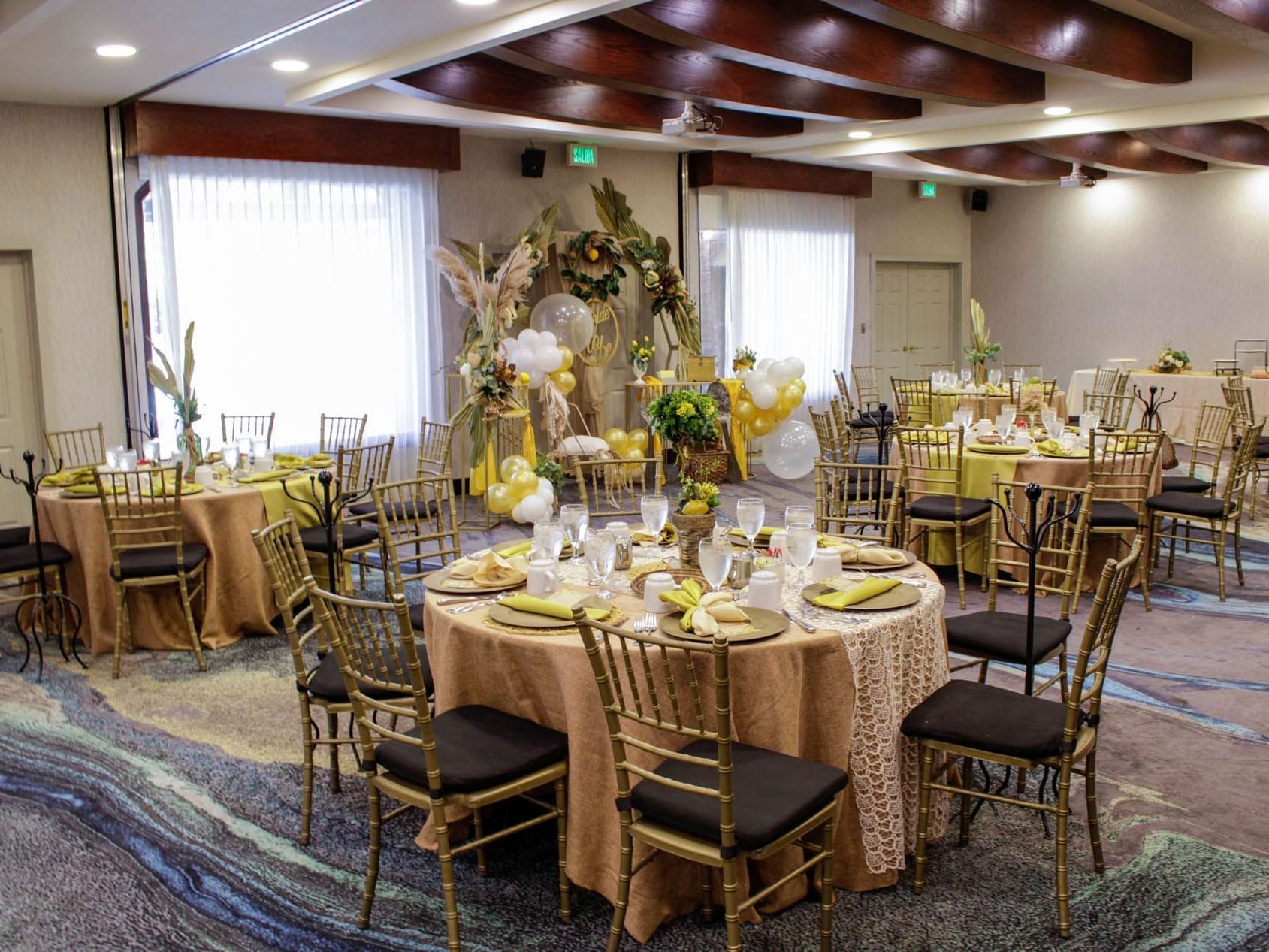 Salón de eventos preparado para boda