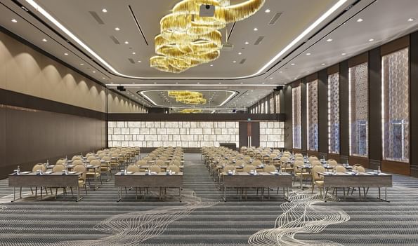 Titanic Business Kartal'daki Karina 1 salonunda, masa ve sandalyelerle sınıf düzeninde hazırlanmış bir etkinlik alanı bulunmaktadır.
