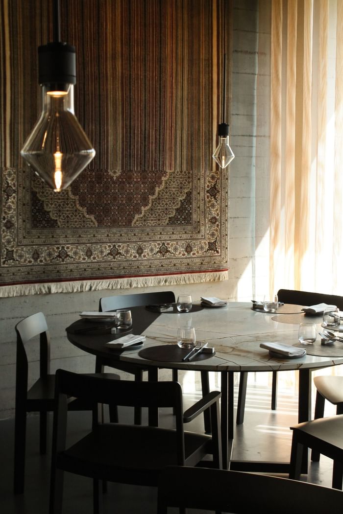 Tavolo da pranzo in un ristorante elegante con sedie moderne e lampade a sospensione a DUPARC Contemporary Suites