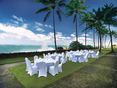 Round Tables arranged for outdoor dinning at The Condado Plaza