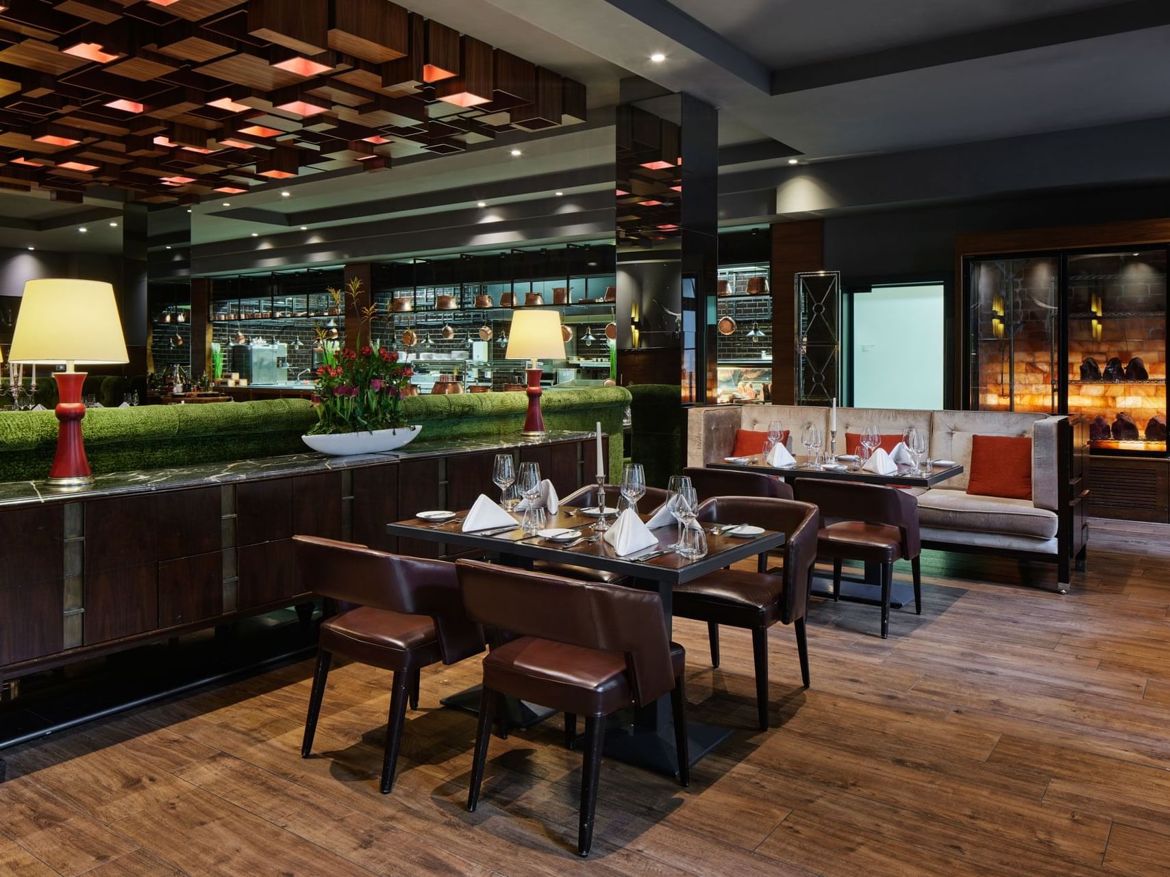 Essbereich mit gedeckten Tischen im Beef Grill Club by Hasir im Titanic Gendarmenmarkt Berlin