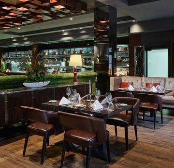 Essbereich mit Holzboden im Beef Grill Club von Hasir am Titanic Gendarmenmarkt Berlin