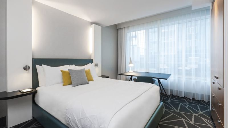 Penthouse Suite de la Montagne with a bed by the work table at Warwick Le Crystal