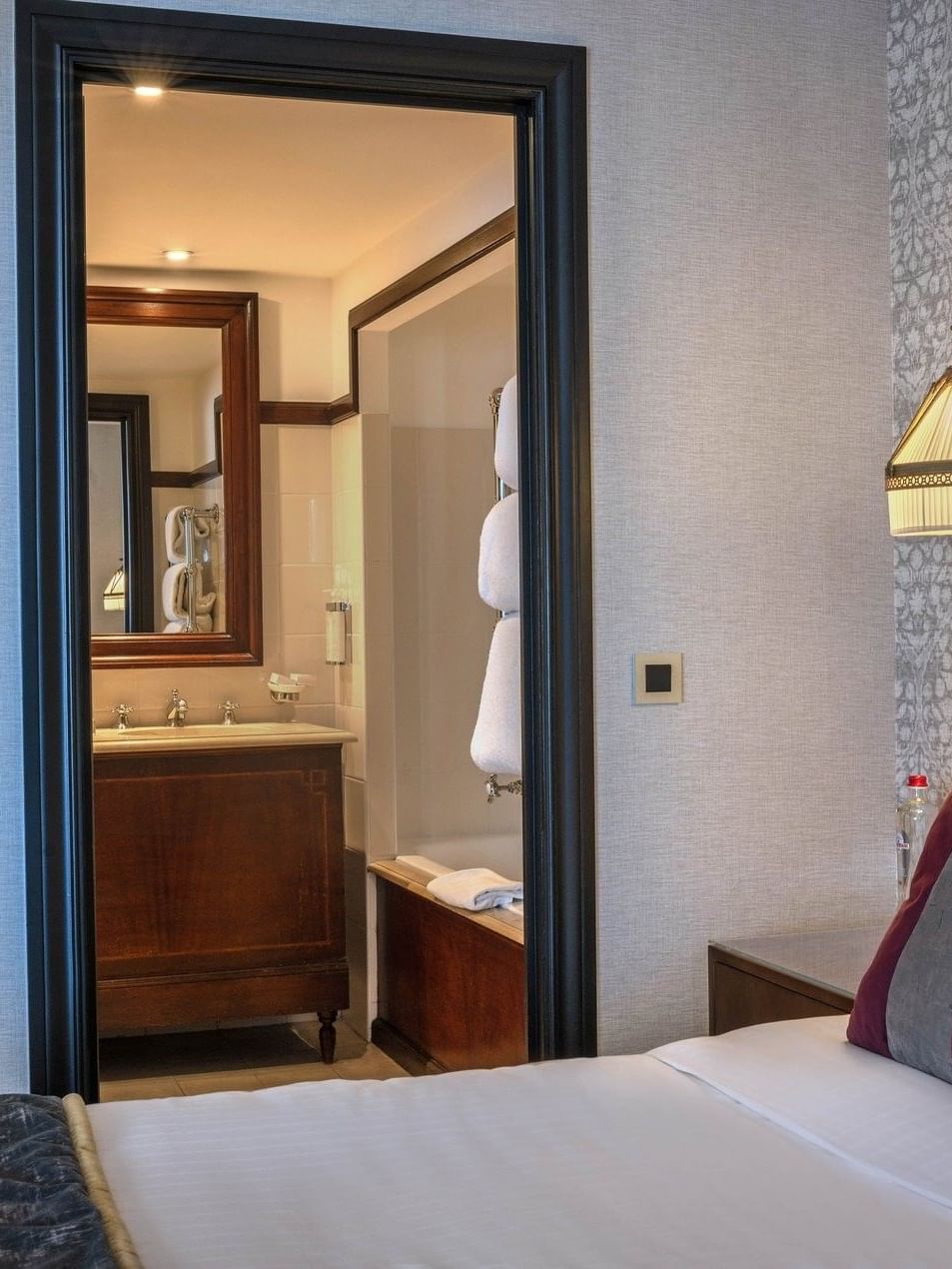 Een gezellige Junior Suite met een groot bed, een badkamer en kunstwerken in Hotel Barsey by Warwick.