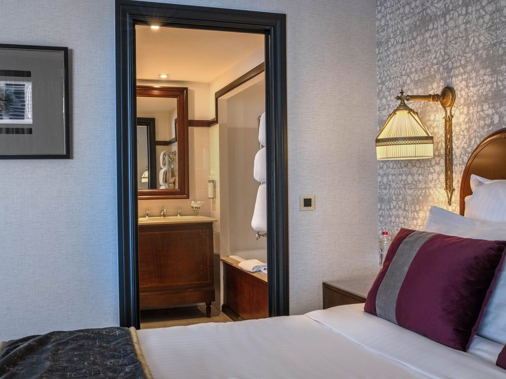 Een gezellige Junior Suite met een groot bed, een badkamer en kunstwerken in Hotel Barsey by Warwick.