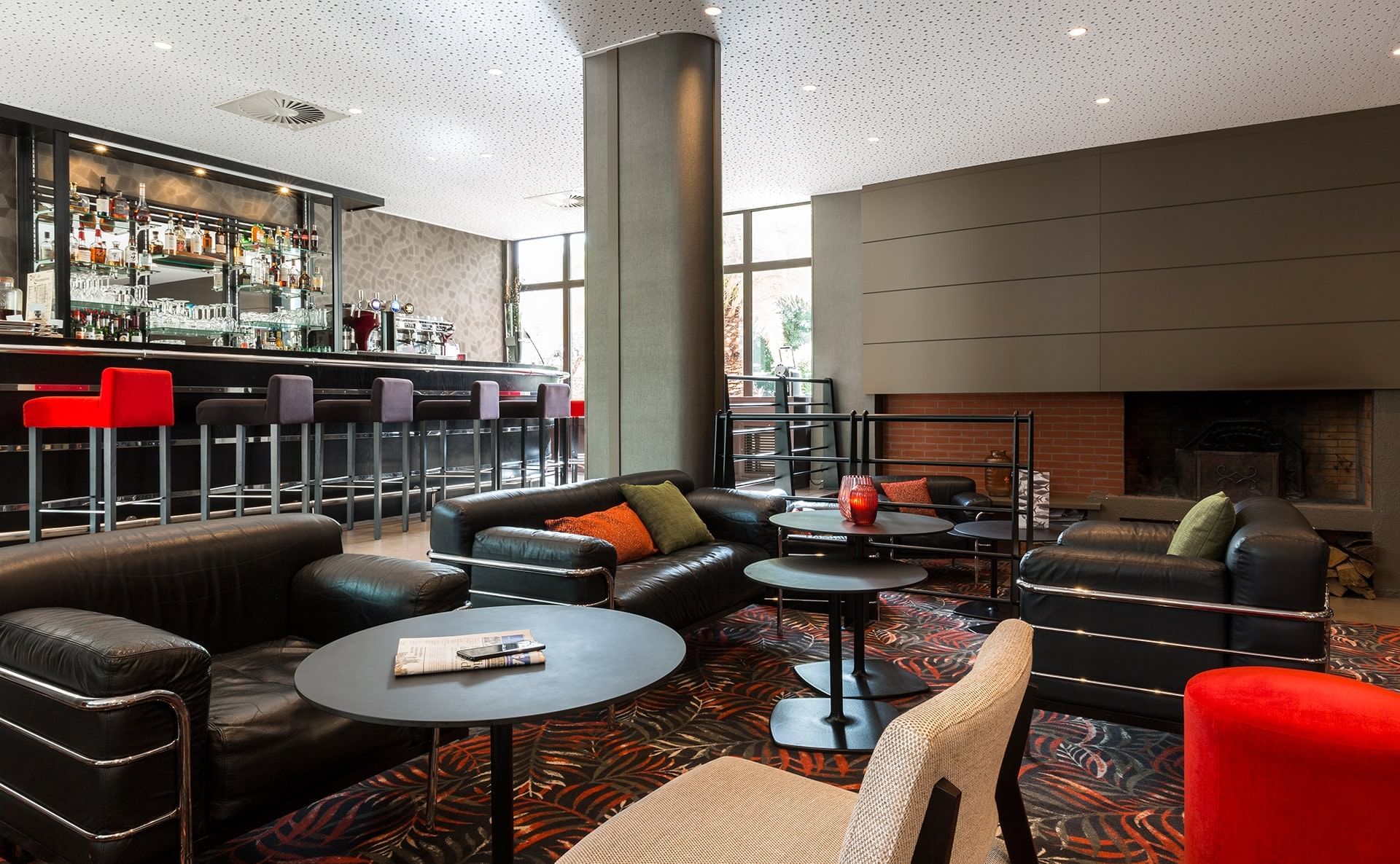 Lounge area by the Bar at Oceania Nantes Aéroport
