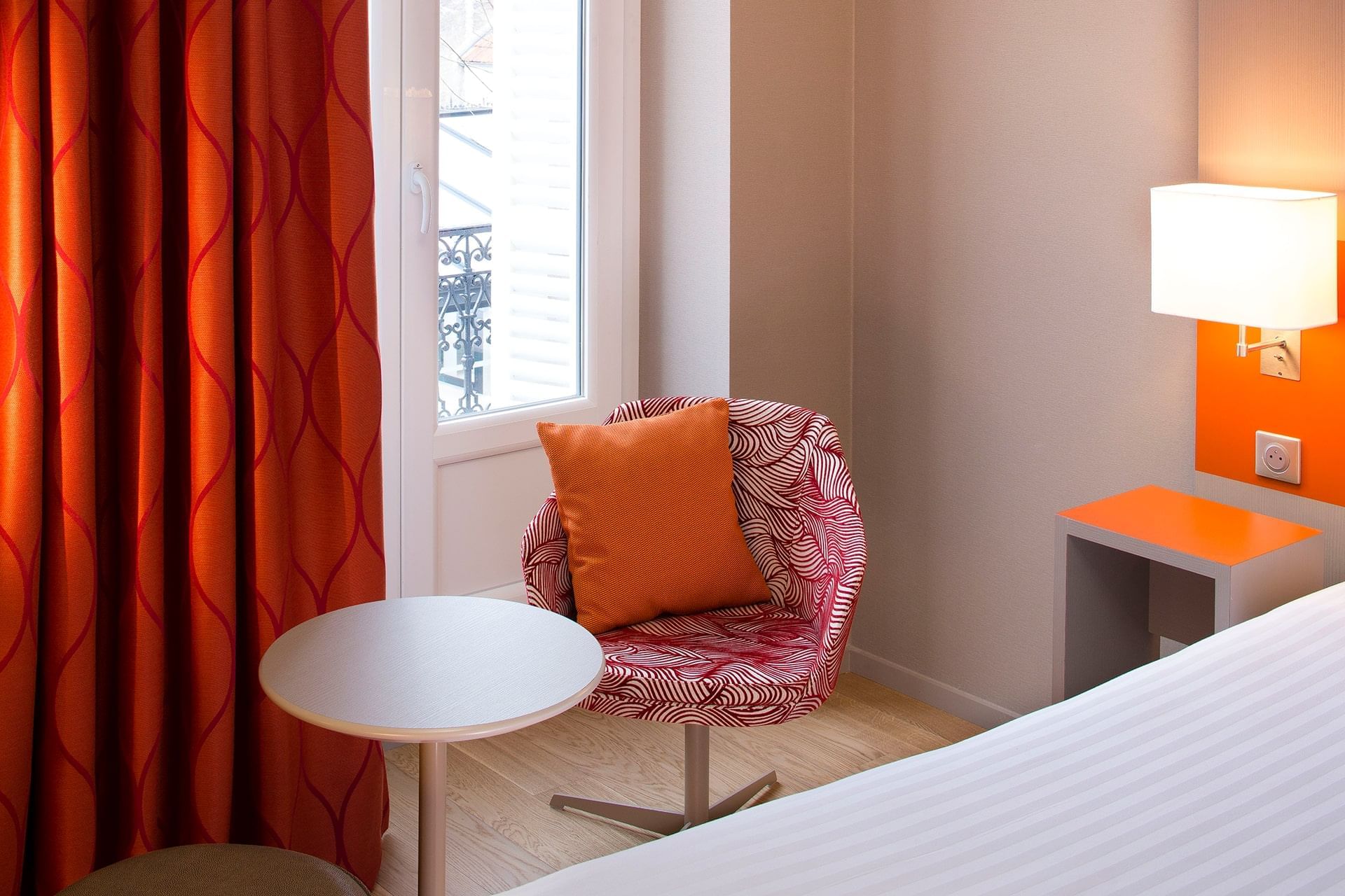 Gros plan d'une table basse dans une chambre Supérieure à l'Oceania Le Jura Dijon