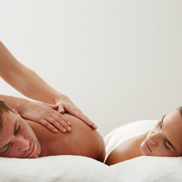 Couple receiving a back massage in the spa of Novotel Barossa