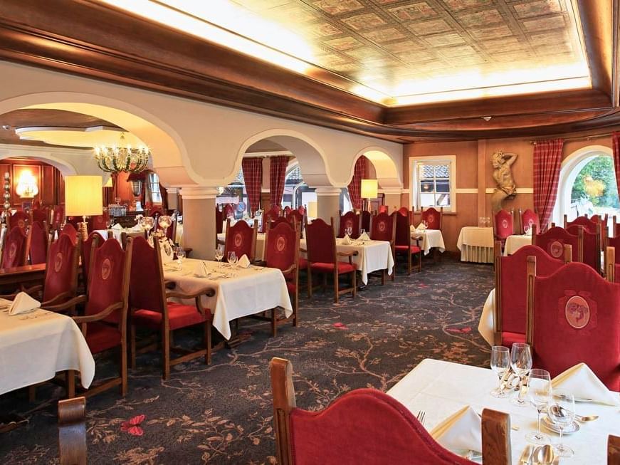 gedeckter Speisesaal des Restaurants La Cascata nobile im Wellnesshotel Liebes Rot Flüh, Tannheimer Tal