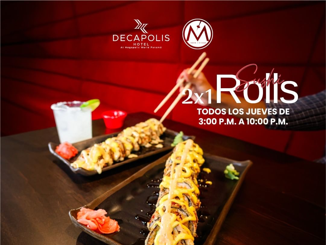 Dos rollos de sushi con palillos en mesa de madera, oferta 2x1 jueves.