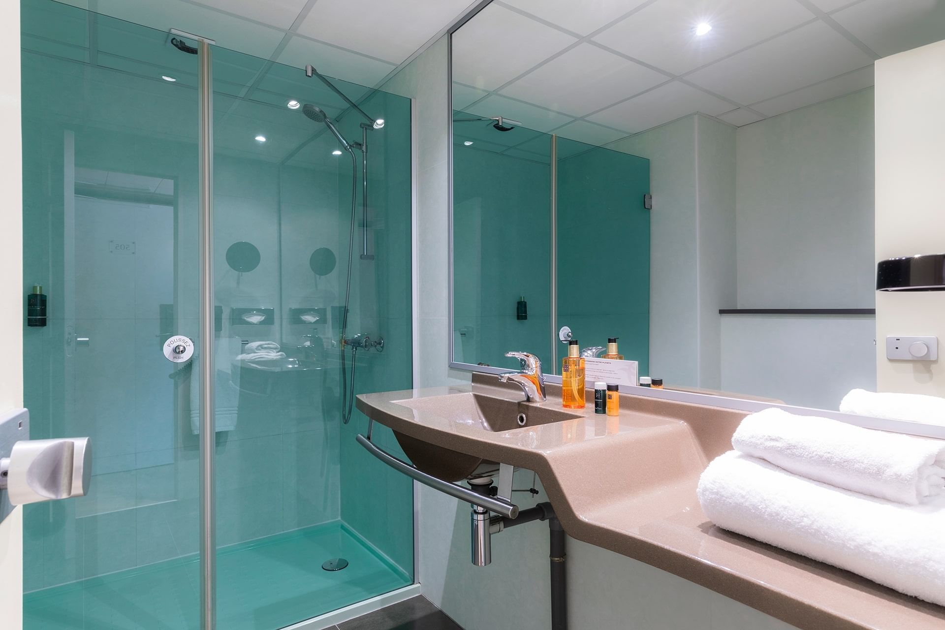 Lavabo et douche dans une chambre Comfort à l'Oceania Brest Centre