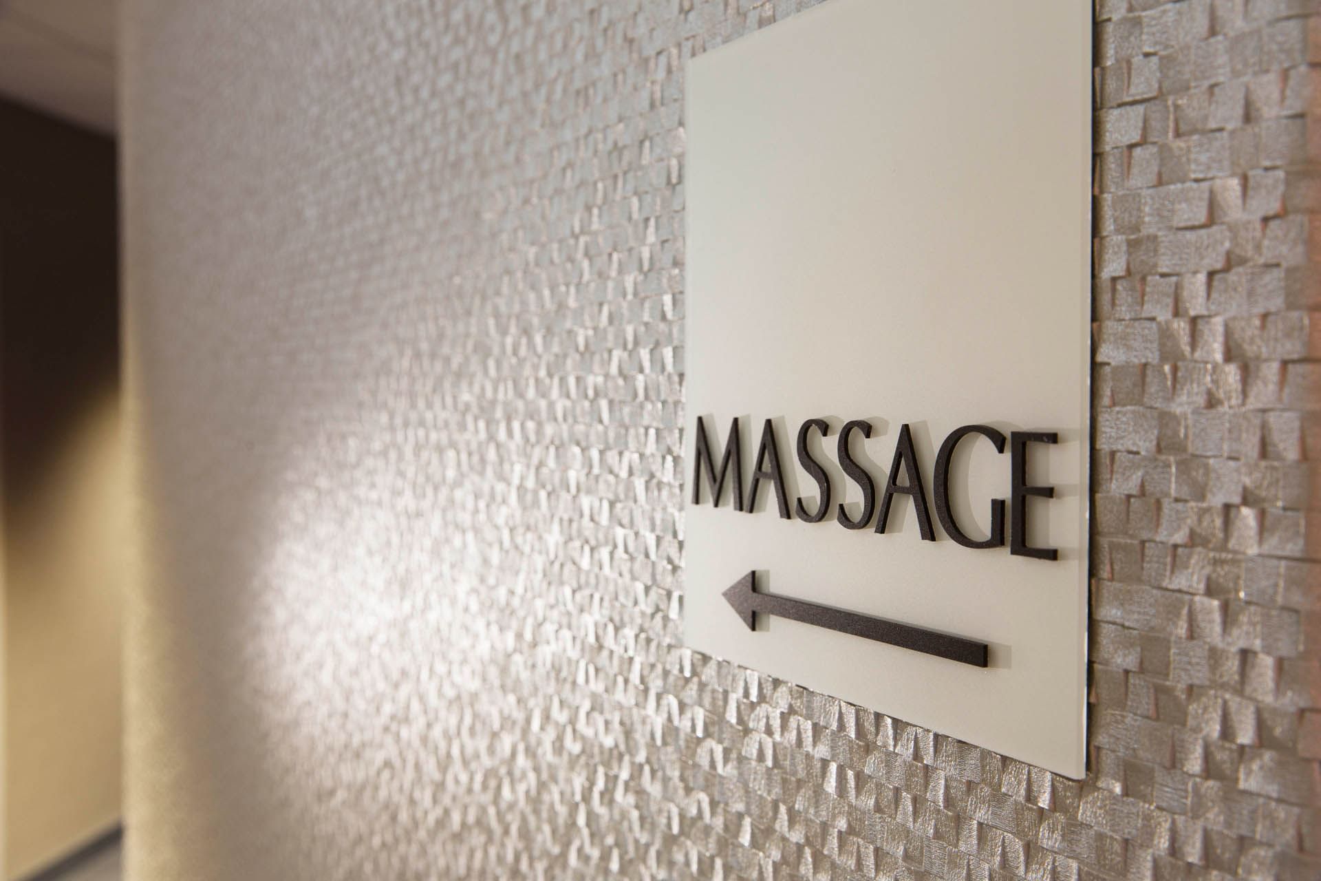 Gros plan sur le panneau de massage à l'Oceania Clermont-Ferrand
