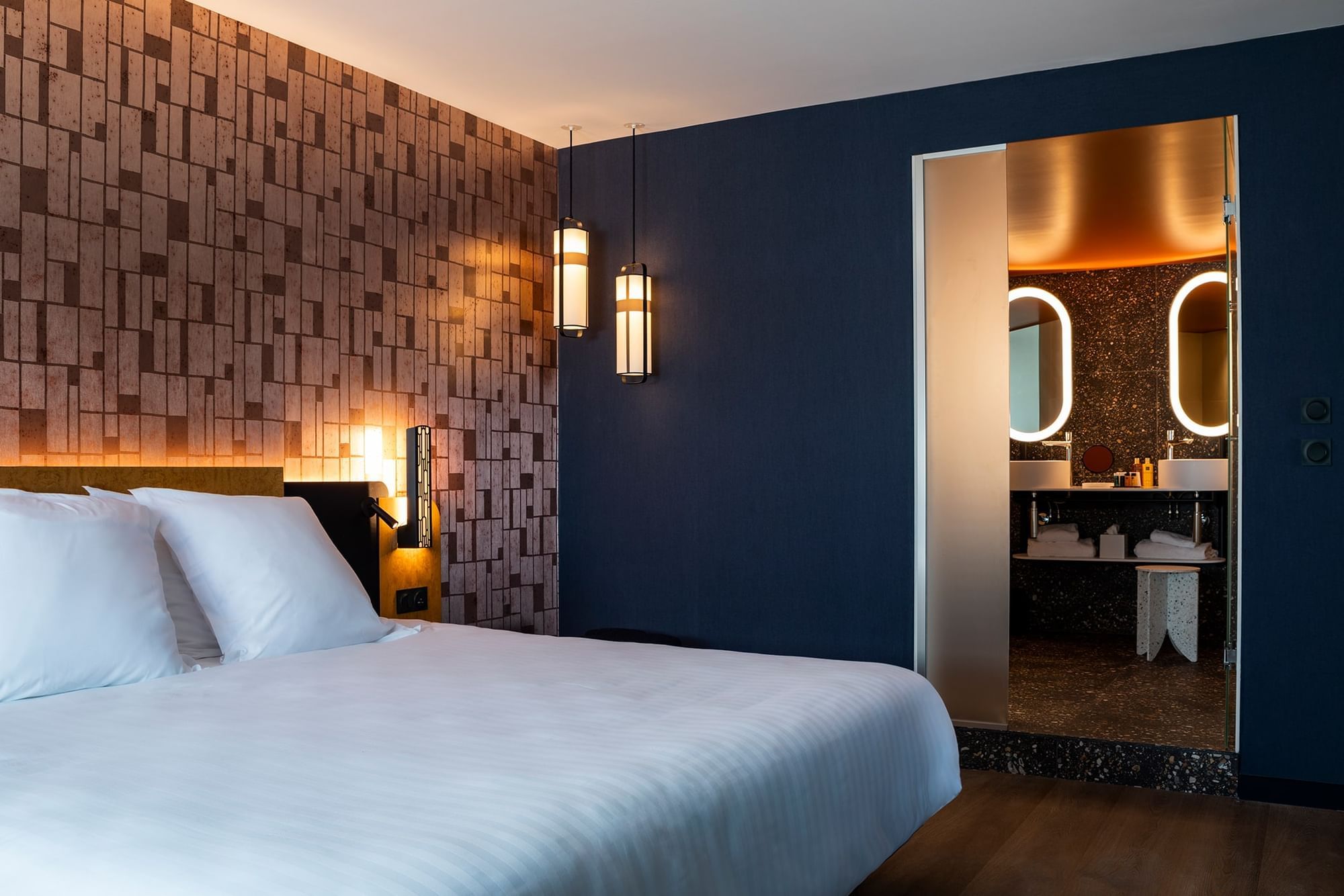 Lit king-size et salle de bain dans une chambre à l'Oceania Le Conti Brest
