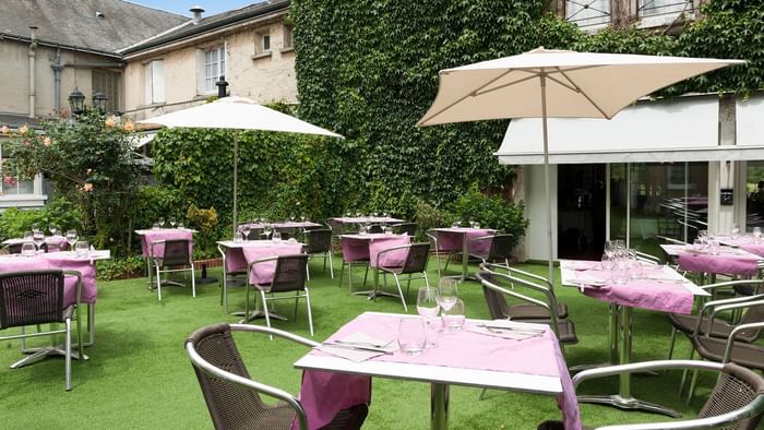 View of an outdoor dining area at Hotel Le Cheval Rouge