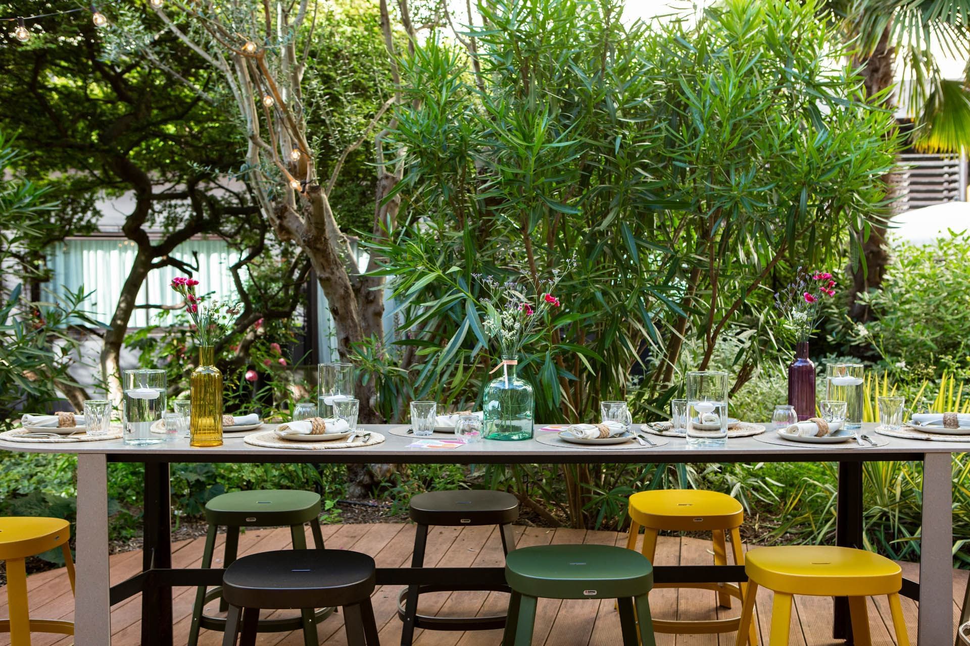 Espace repas en extérieur à Oceania Paris Porte de Versailles