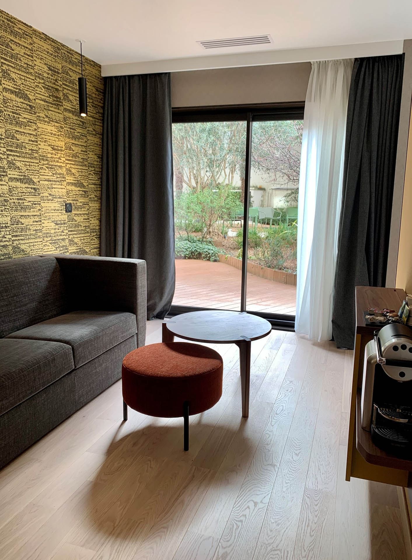 Canapé confortable dans le coin salon à l'Oceania Paris Porte de Versailles