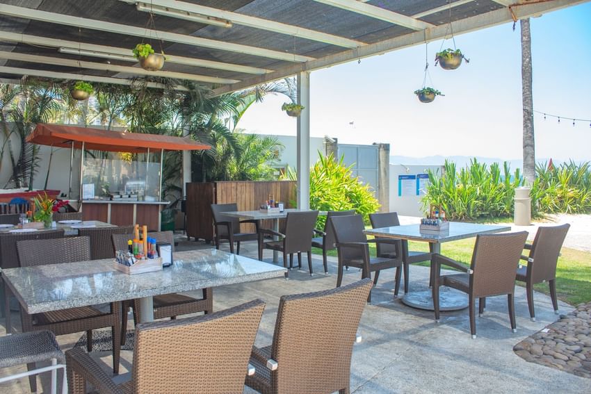 Outdoor dining area in Flamingos Snack at Plaza Pelicanos Club Beach Resort