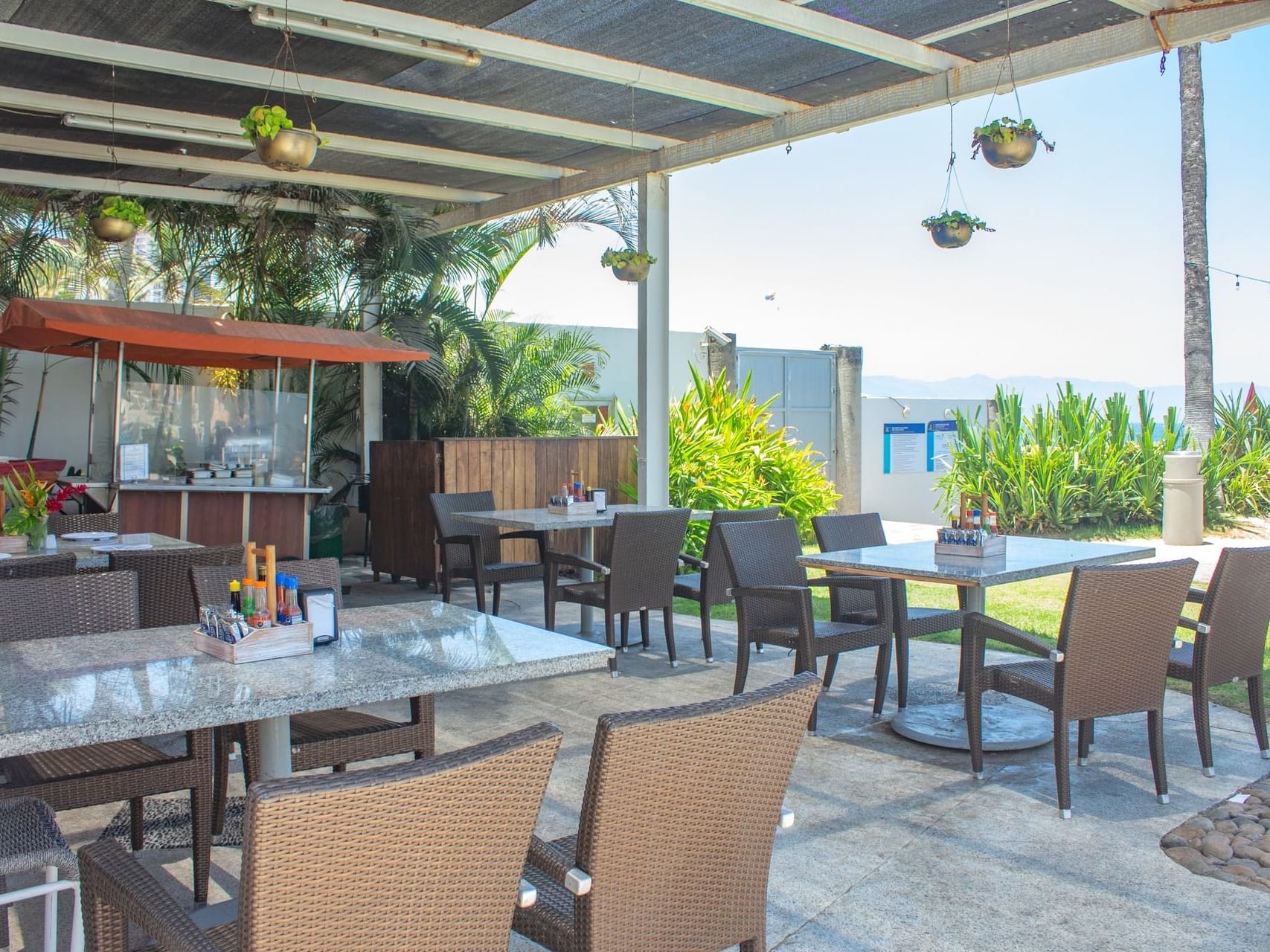 Outdoor dining area in Flamingos Snack at Plaza Pelicanos Club Beach Resort